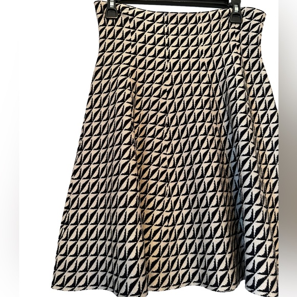 Max Studio Houndstooth Style Pull On Flair Skirt - Picture 2 of 13